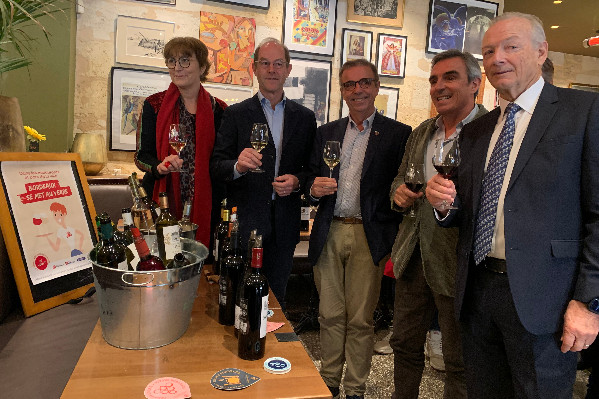 x3 le prix du vin en restauration, 'c’est beaucoup par rapport au viticulteur qui a peine à vivre de son métier' mais moins 'ce n’est pas tenable'