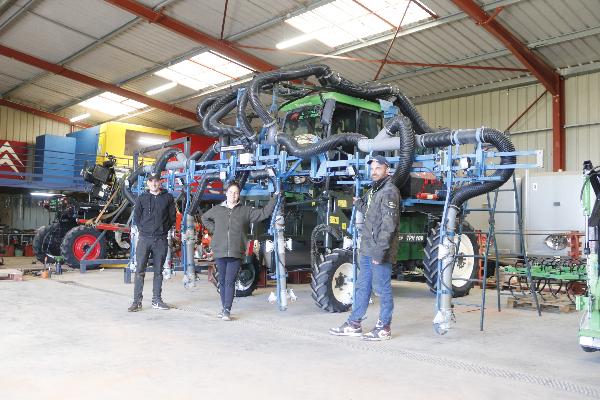  Un viticulteur champenois monte deux pulvérisateurs sur ses enjambeurs