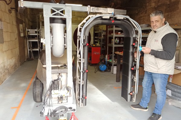 Le pulvérisateur économe en phytos et en GNR dans le vignoble de Saint-Emilion