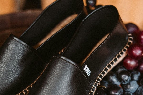 Une espadrille française en cuir de raisin