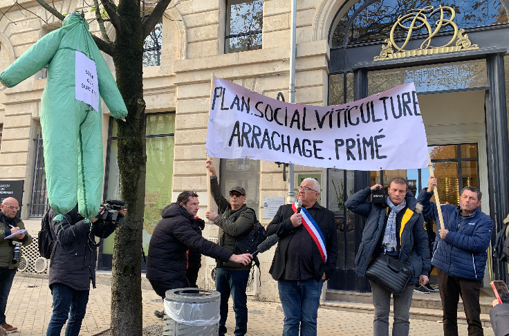 Les revendications de vignerons deviennent remises en question de l'interprofession à Bordeaux