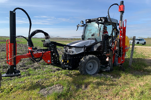 Une complanteuse de vignes combinée à de l’arrachage, du décompactage et de l’arrosage   