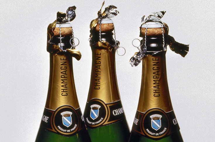 Fronde vigneronne contre toute obligation de coiffer les bouteilles de Champagne