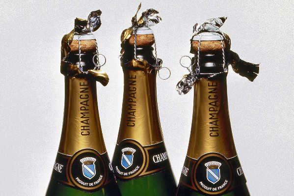 Fronde vigneronne contre toute obligation de coiffer les bouteilles de Champagne