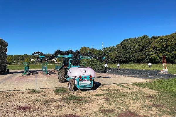 Pulvérisation face par face avec buses antidérive associée à une haie permet de protéger les riverains