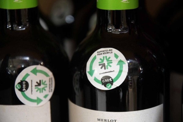 Le match environnemental entre réemploi et recyclage des bouteilles de vin