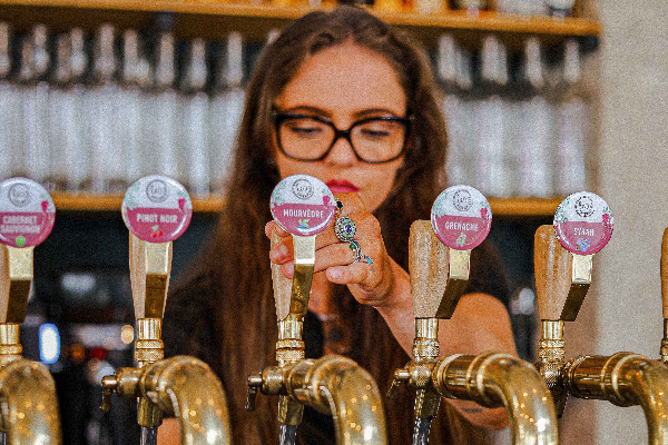 Ils démocratisent le vin à la tireuse dans les lieux de consommation