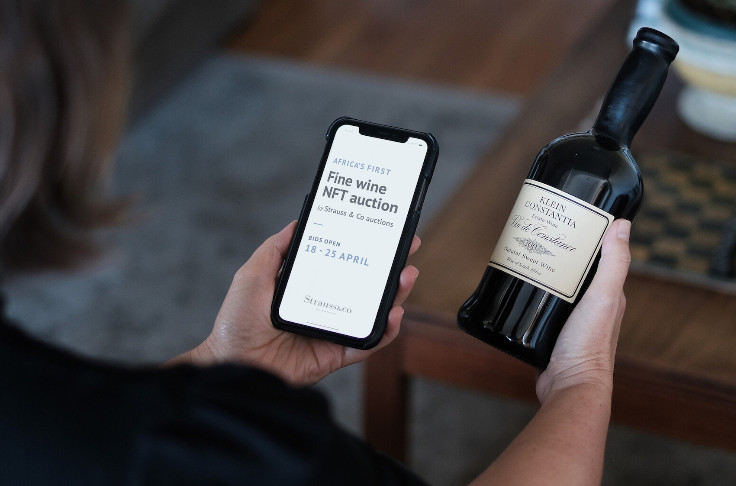 Le NFT essaie de prendre de la bouteille de vin