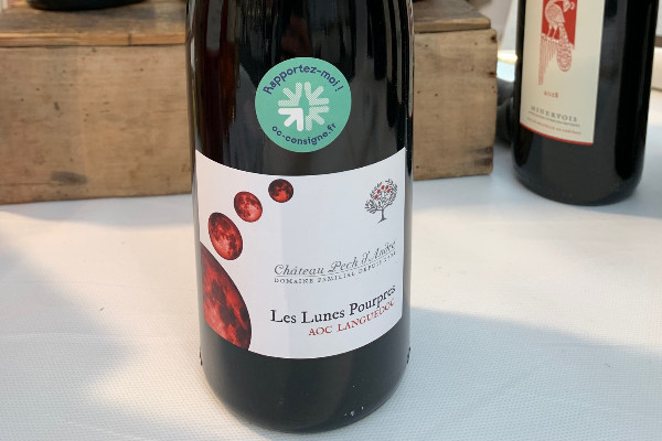 Comment cette bouteille de vin passe la consigne