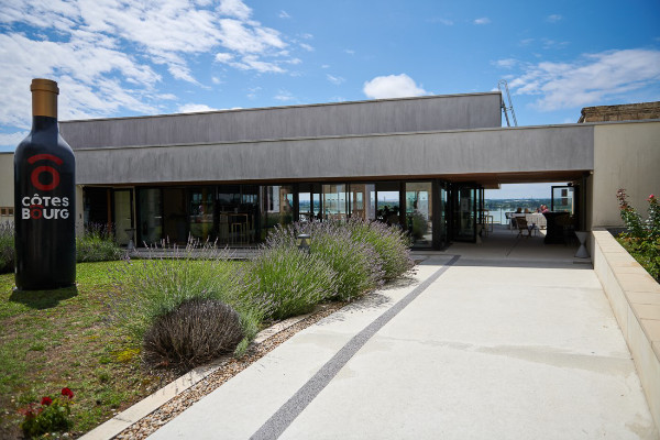 Un restaurant complète le menu touristique de la maison des vins de Côtes de Bourg