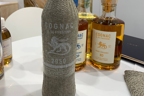 Voici la première bouteille en lin pour vins et spiritueux   