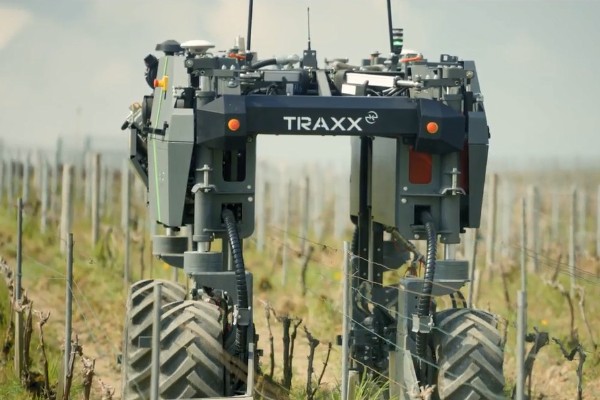 Le robot Traxx dans les vignobles de Bourgogne, de Champagne…