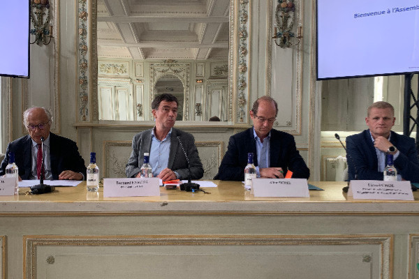 Bordeaux défend une sortie de crise d’arrache-pied de vigne