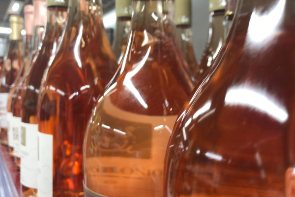 'Est-ce que l’on aura des vins rosés en bouteilles blanches à vendre cet été ?'