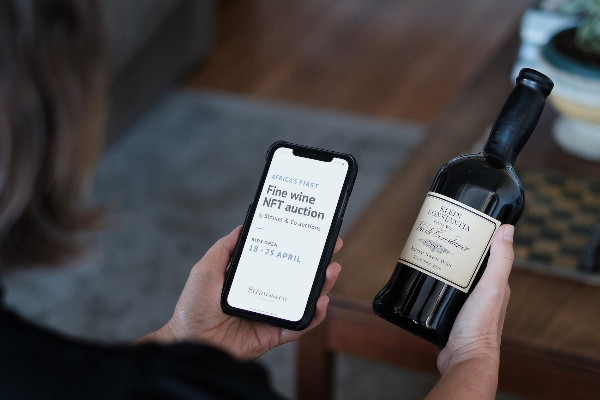 Le NFT essaie de prendre de la bouteille de vin