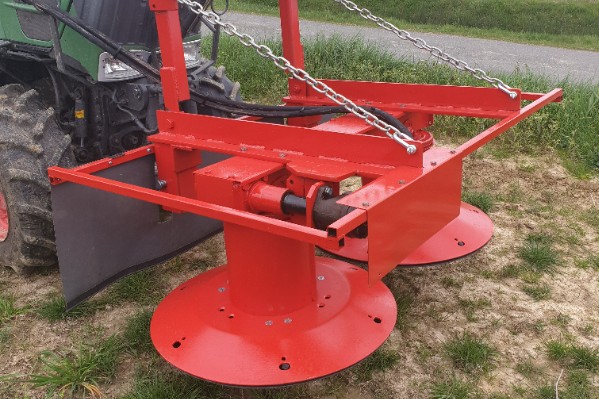 La faucheuse qui paillait les demi-rangs de vigne