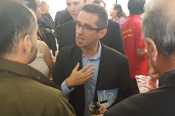 'Ça suffit !' La filière vin veut distiller et arracher sans délai   