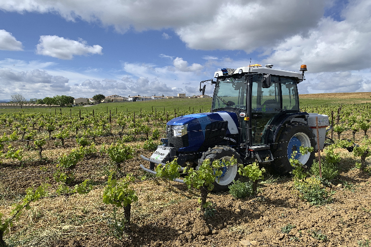 Guidé par RTK, un tracteur désherbe seul des vignes de l'Aude