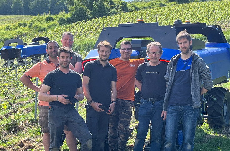 17 vignerons pour 2 robots travaillant leurs parcelles en pente