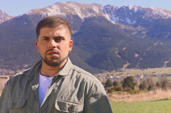 Ex-candidat de The Voice, un vigneron catalan chante la crise agricole