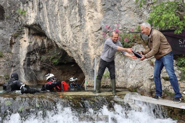 Du vin vieilli 12 mètres sous terre et rivière