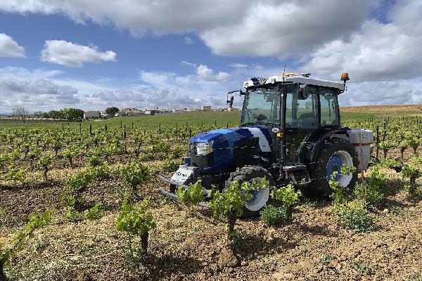 Guidé par RTK, un tracteur désherbe seul des vignes de l'Aude