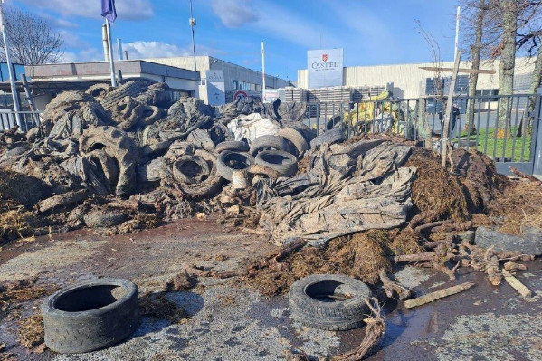 Castel persiste et signe son attaque à 100 000 € des manifestants devant ses grilles