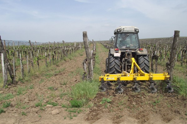 Jeux de lames incurvées rotatives pour travailler l’inter-rang de vigne