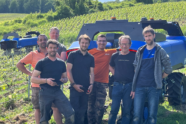 17 vignerons pour 2 robots travaillant leurs parcelles en pente