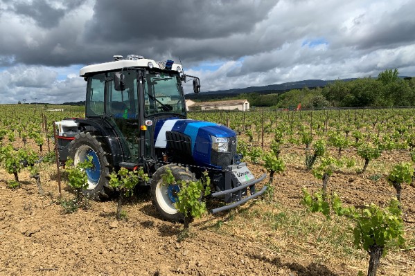 Ce tracteur sans conducteur désherbe seul les rangs de vigne [VIDEO]
