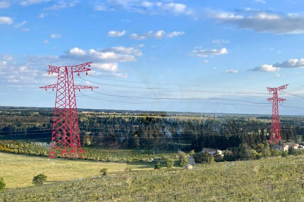 Vignes et lignes à très haute tension en Costières-de-Nîmes