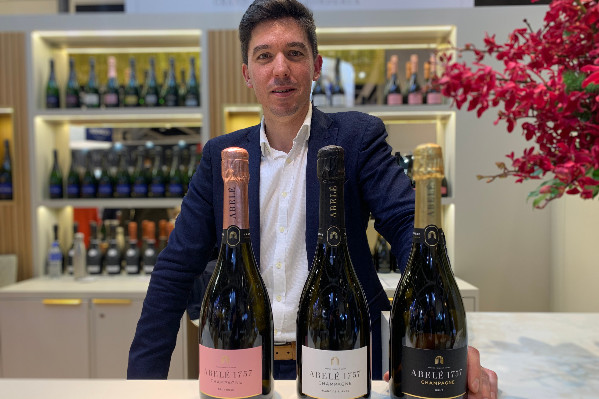 Abelé prend de la bouteille pour muscler son identité