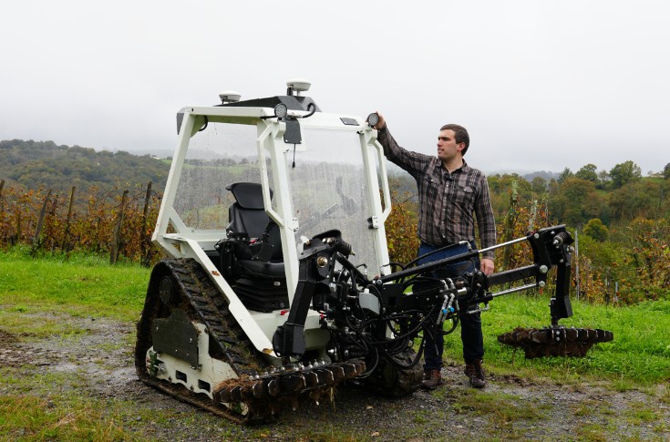 Il construit ses propres machines viticoles : porteur électrique à chenilles, porte-outils frontal, pulvérisateur deux demi-faces...