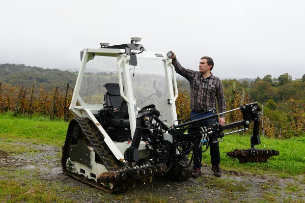 Il construit ses propres machines viticoles : porteur électrique à chenilles, porte-outils frontal, pulvérisateur deux demi-faces...