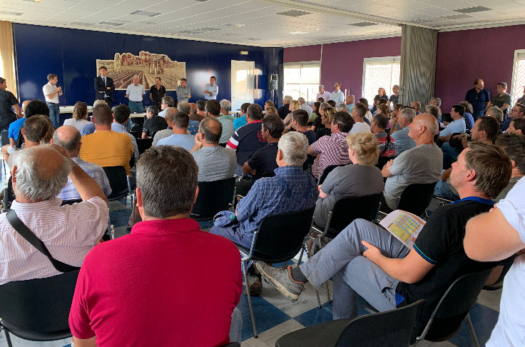 Vignerons grêlés en quête de solutions et de solidarité à Bordeaux   
