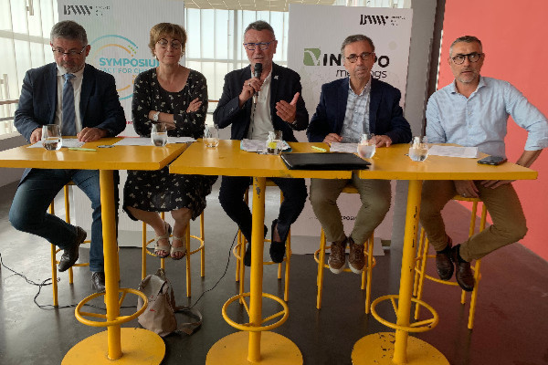 Ouverture du symposium Vinexpo et de sa 'boîte à idées' pour adapter la filière vin à l’avenir