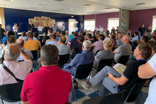 Vignerons grêlés en quête de solutions et de solidarité à Bordeaux   