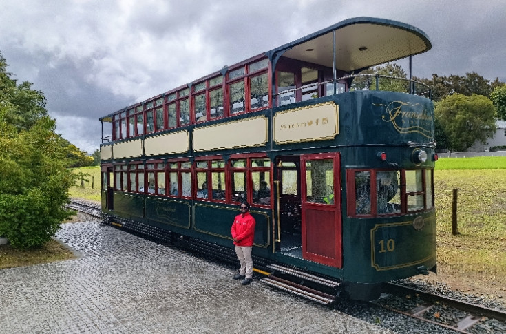  En Afrique du Sud, un tram véhicule les oenotouristes de cave en cave