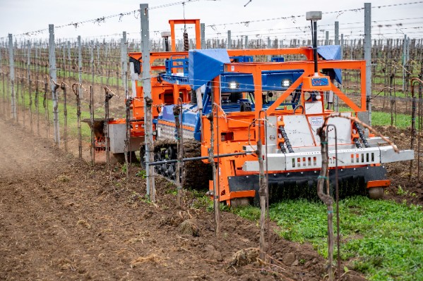 Le robot chenillard capable de travailler et traiter les vignes en pente en France !