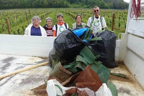 Ils ne veulent plus voir de plastique dans les vignes de Côte d’Or
