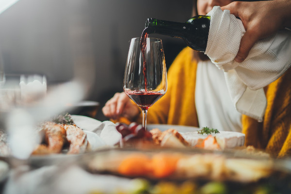 C’est monsieur qui choisit et goûte le vin ? Les clichés ont la peau dure !