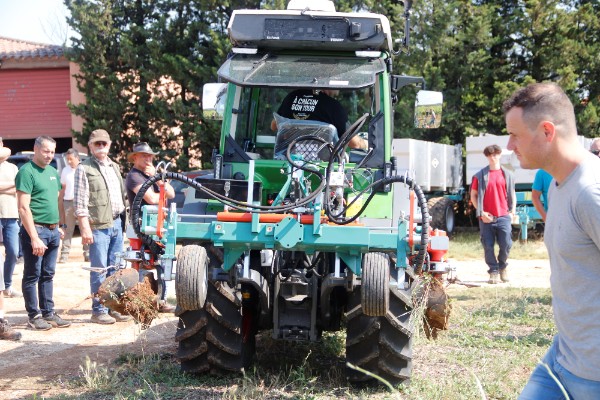 Clemens fait un tour de France des démonstrations de tous ses matériels à la vigne en 10 étapes