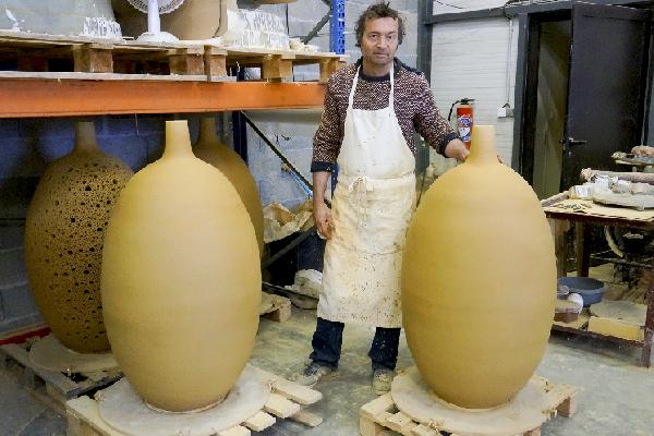  De vigneron à céramiste, Stéphane Azémar conçoit les jarres 'qu'il aurait aimé avoir'