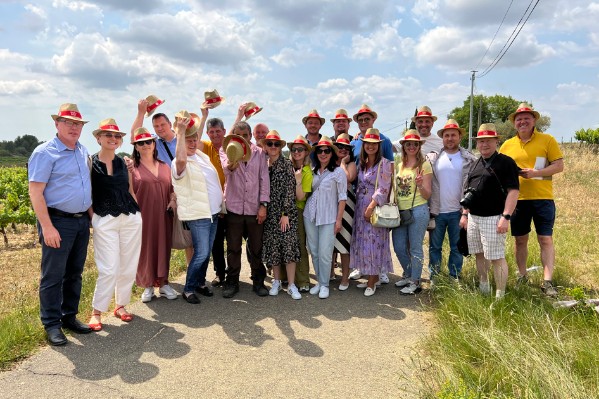 Des vignerons Ukrainiens échappent à la guerre le temps d’une visite du Languedoc