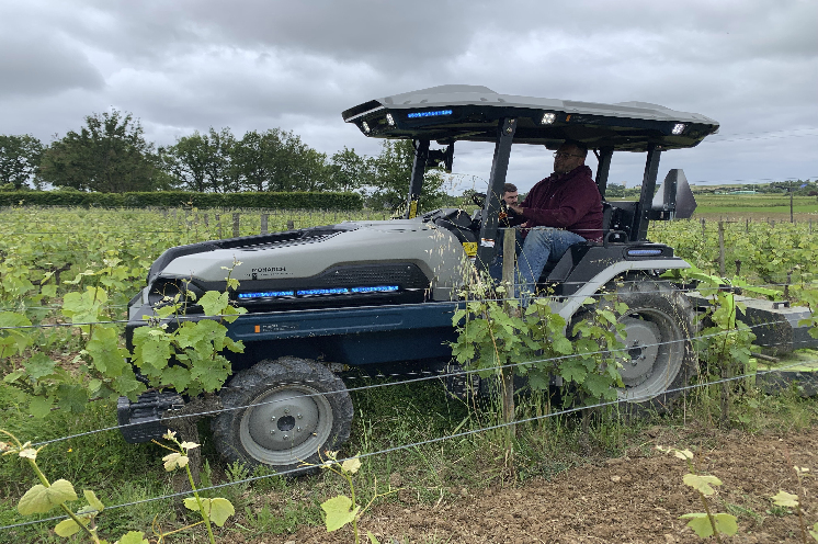 Le tracteur électrique et autonome Monarch fait ses premiers pas dans les vignes en Anjou [video]