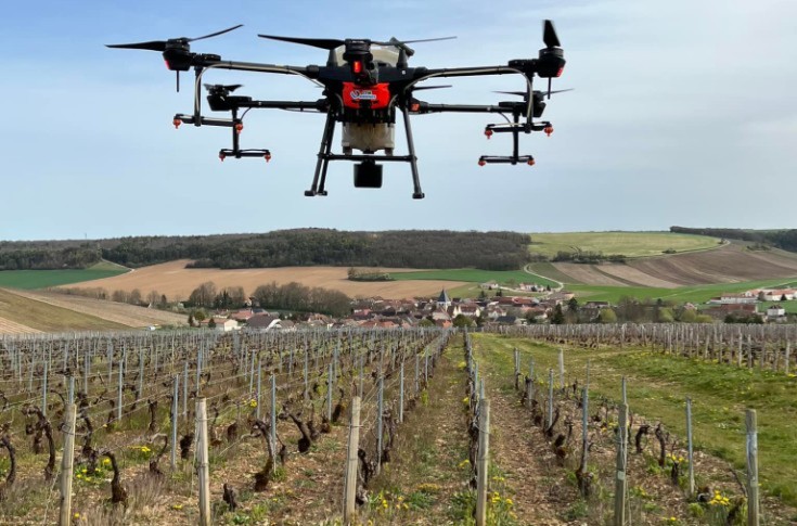 Le traitement par drone des vignes en pente de retour à l'Assemblée