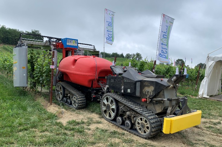 Robots et tracteurs autoguidés font le show dans les vignes italiennes