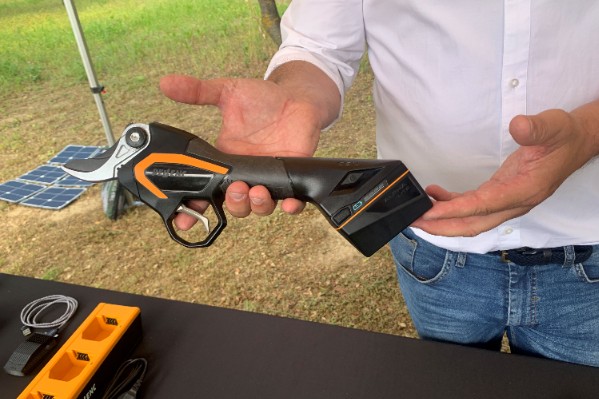 2 nouveaux sécateurs à batterie intégrée pour Pellenc et le vignoble