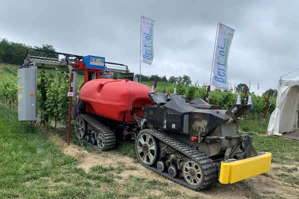 Robots et tracteurs autoguidés font le show dans les vignes italiennes