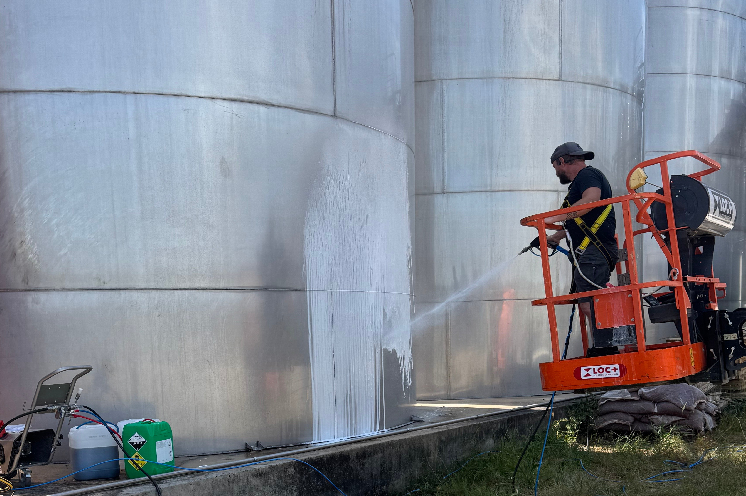 Un nouveau nettoyeur à injection d'air pour faire des économies d'eau dans les chais